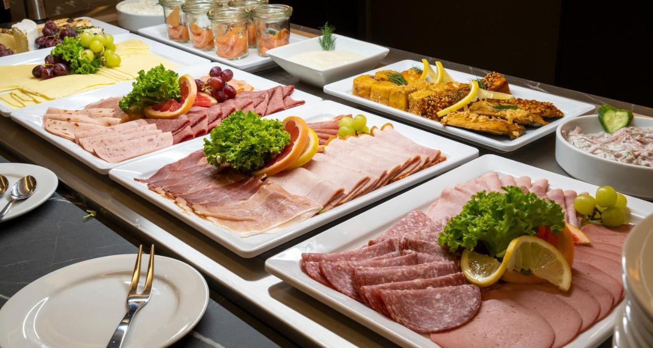 Plaza Premium Columbus Hotel