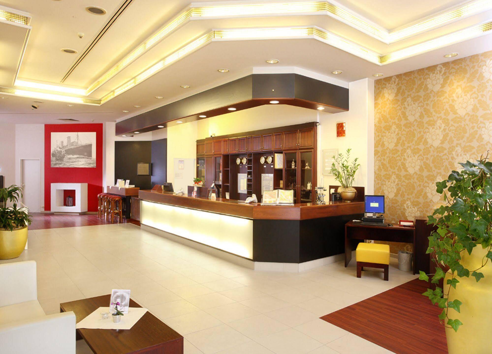 Plaza Premium Columbus 4*