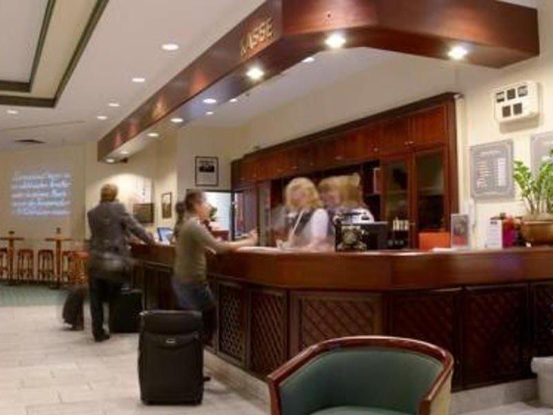 Plaza Premium Columbus 4*